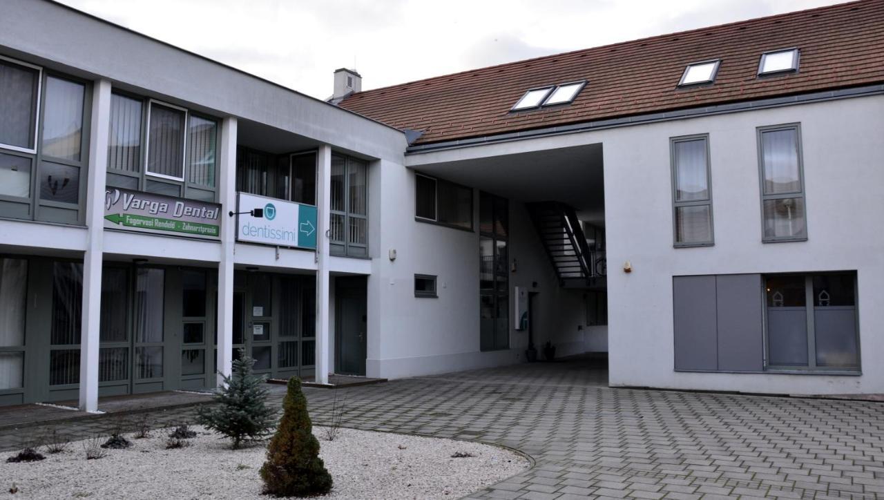 Dentissimi Vendegszobak Mosonmagyarovar Exterior photo